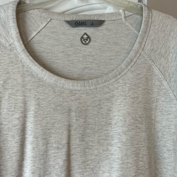 TASC Performance White Heather Scoop Neck Long Sleeve Workout Top Size Small - Picture 2 of 7